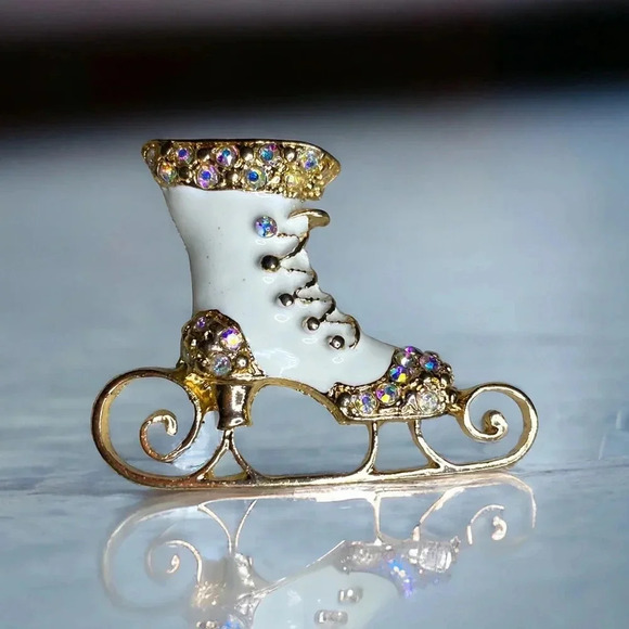 Vintage Enamel Ice Skate Skating Gold Tone AB Rhinestone Brooch - Picture 1 of 2
